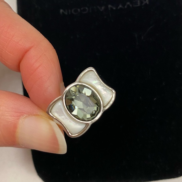 Green Stone and mother of Pearl Bow style Silver tone Ring New - Picture 4 of 10